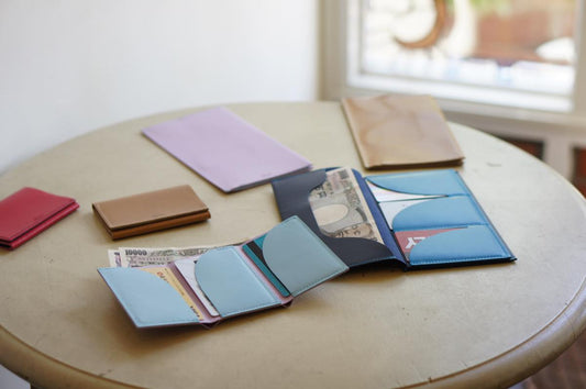 機能を絞って、可能性を広げる。dünn wing wallet seriesに込めた思い、デザイン編。