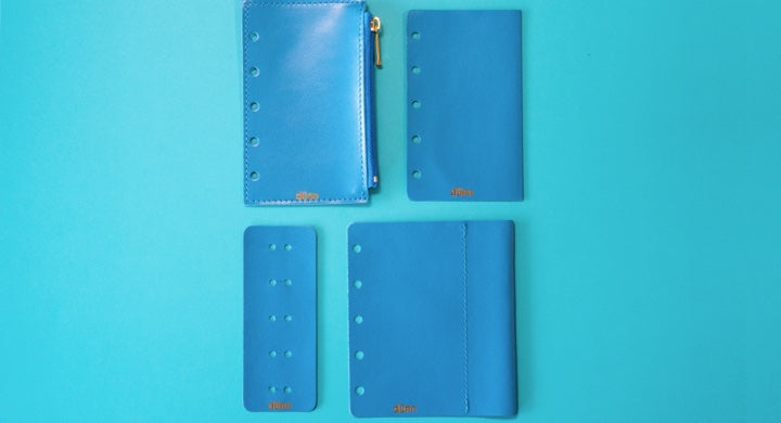 ミニ5穴システム手帳を拡張する、dunn M5 Accessoriesが新登場。お財布になるポーチや、書き味を向上する下敷きなど。
