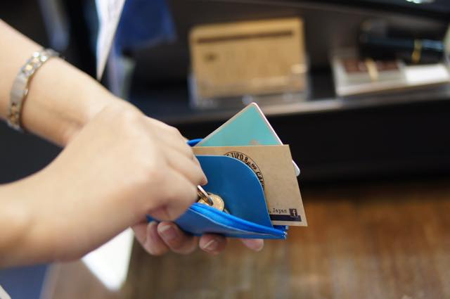 薄いのにこんなに入る!試してみてわかったdünn coin & cardcase(コイン&カードケース)の収納力