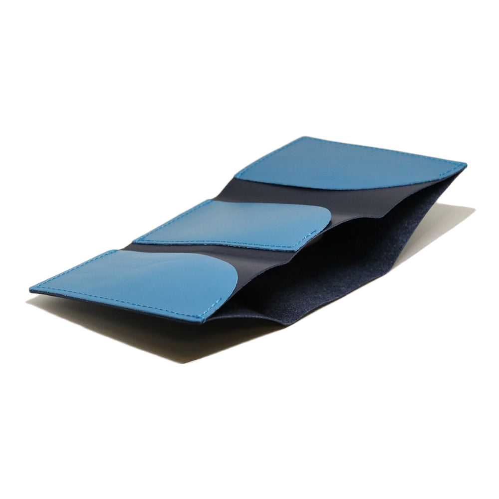 シンプルで使いやすい、三つ折りで極小サイズの財布。dünn 3wings wallet