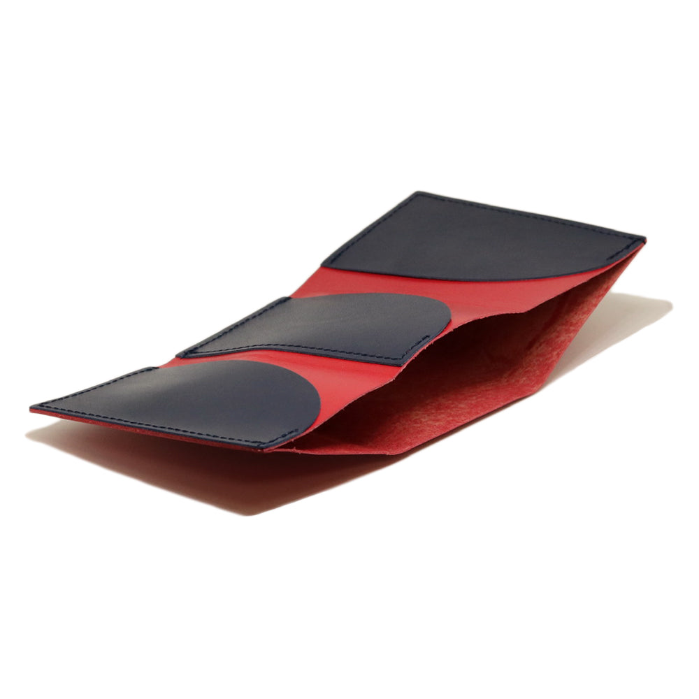 シンプルで使いやすい、三つ折りで極小サイズの財布。dünn 3wings wallet