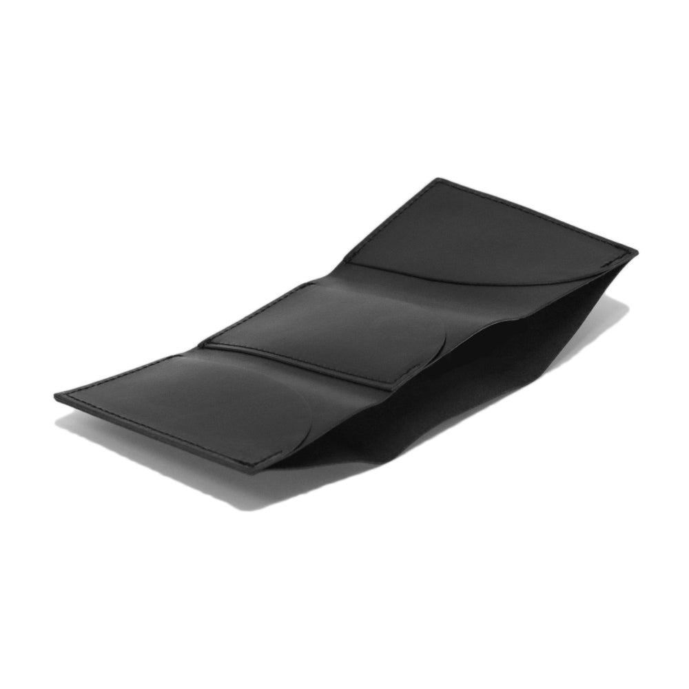 シンプルで使いやすい、三つ折りで極小サイズの財布。dünn 3wings wallet