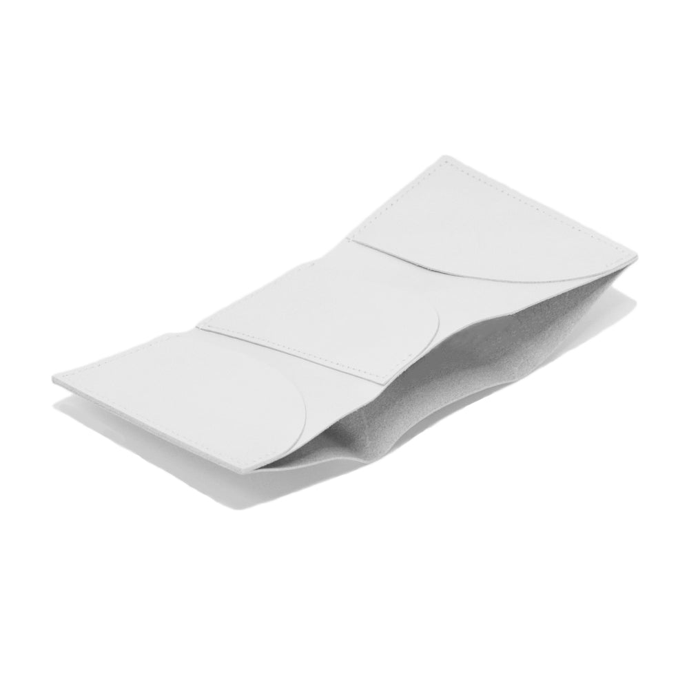 シンプルで使いやすい、三つ折りで極小サイズの財布。dünn 3wings wallet