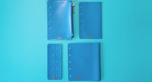 ミニ5穴システム手帳を拡張する、dunn M5 Accessoriesが新登場。お財布になるポーチや、書き味を向上する下敷きなど。