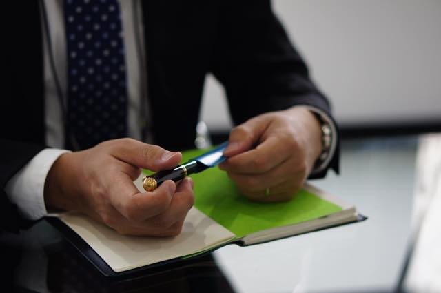 dünn one pencover（デュン　ワンペンカバー）は薄いから、どこに入れても使いやすい！スーツやペンケースに入れて試してみました。